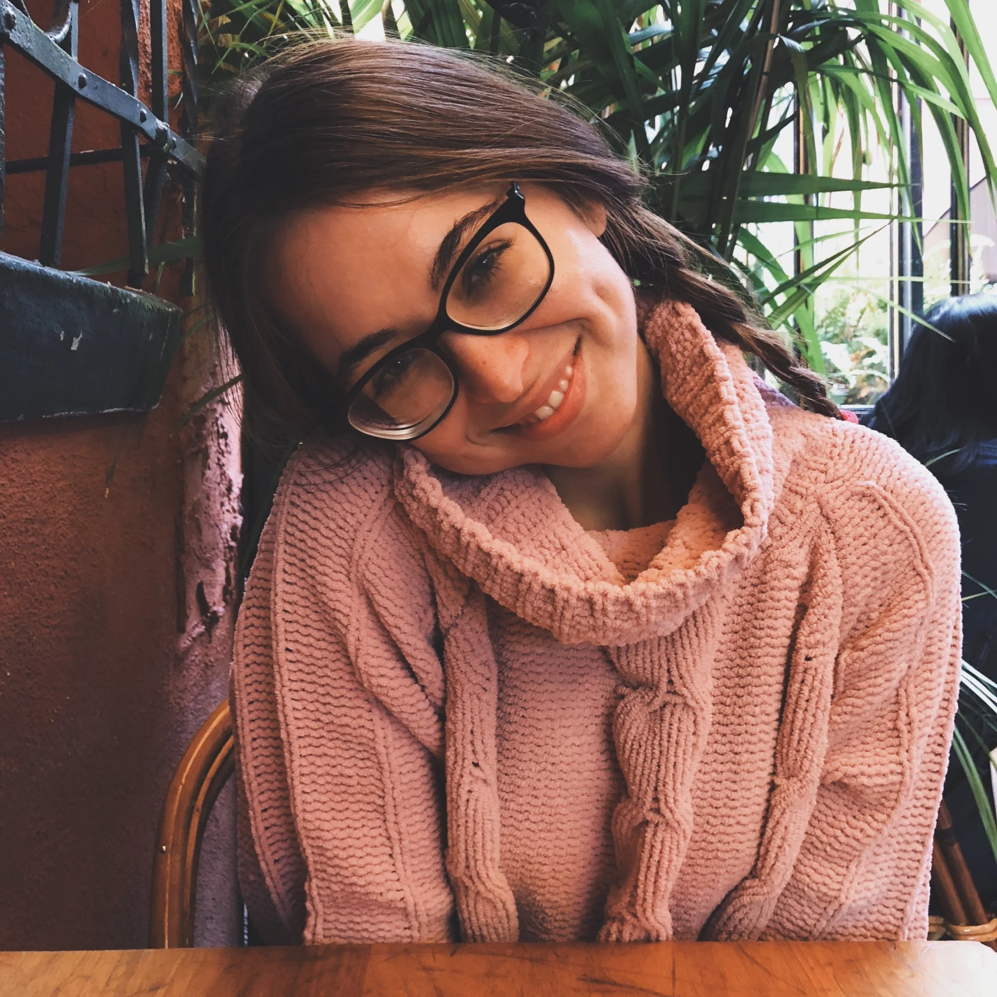 (@rileyreidx3) beautiful riley looks so nerdy type in her glasses 